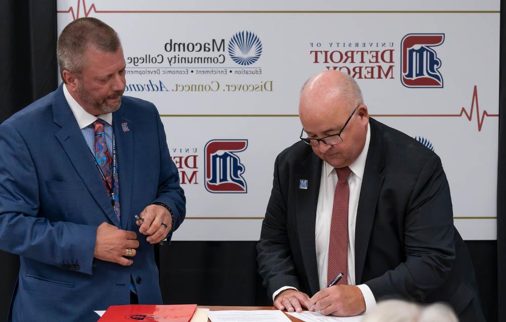 The signing of the agreement between 365体育APP and University of Detroit Mercy brings a BSN completion program headquartered at the college's 365bet体育在线网址 in 克林顿镇..